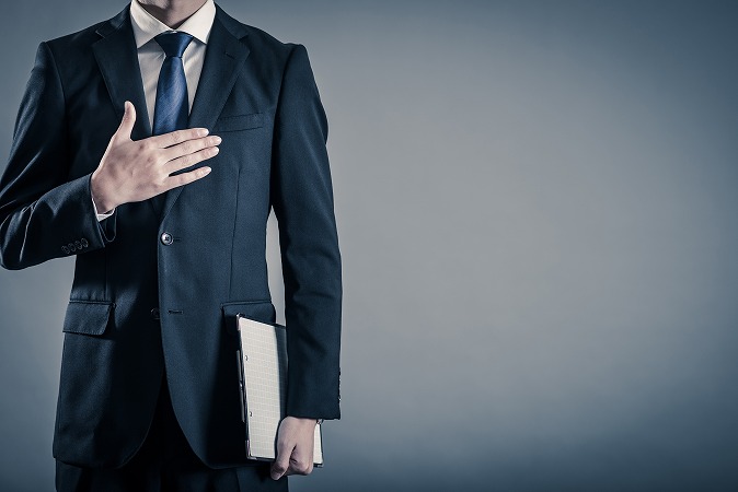 スーツの人